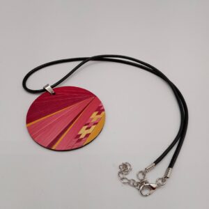 Collier en marqueterie de paille.