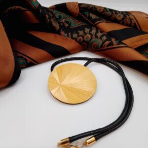 Collier en marqueterie de paille.