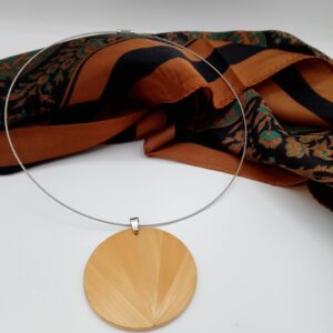 Collier en marqueterie de paille.