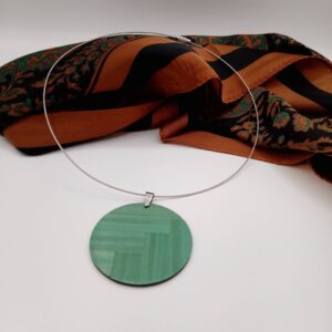 Collier en marqueterie de paille.