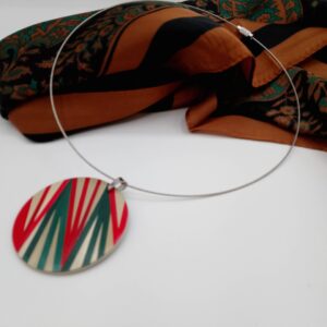 Collier en marqueterie de paille.