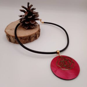 Collier en marqueterie de paille.