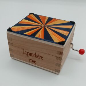 Photo d'une boite à musique en marqueterie de paille