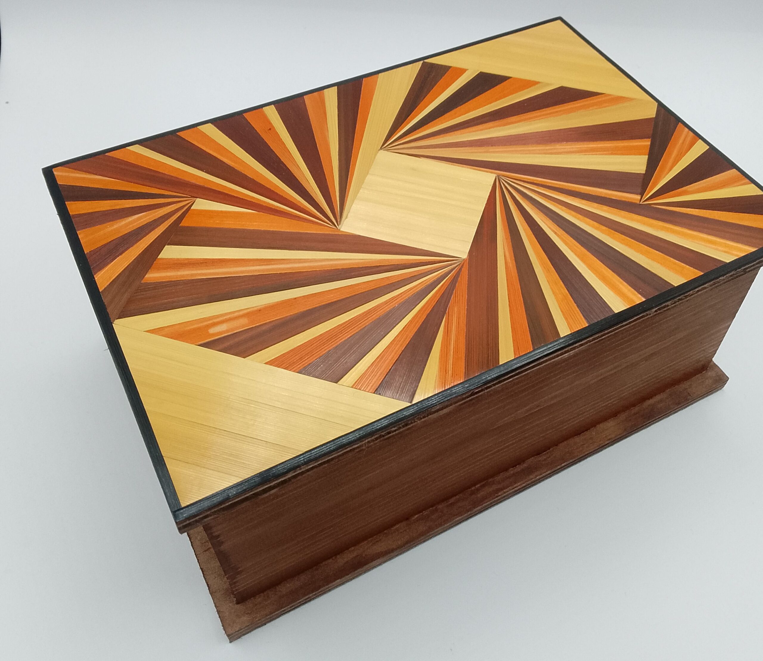 Boite de rangement en marqueterie de paille artisanale française.